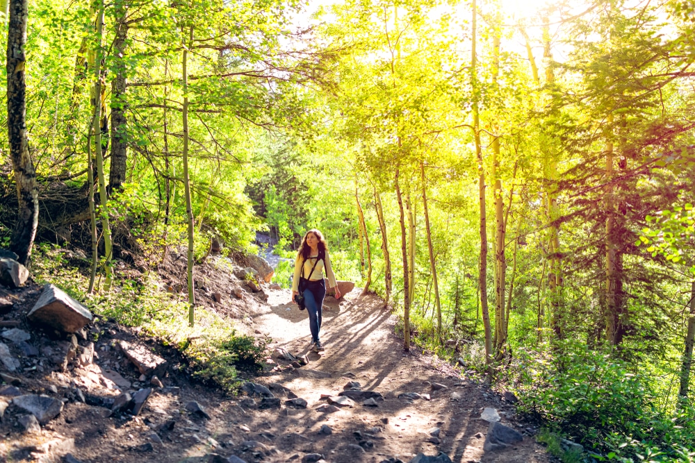 Maroon,Bells,Crater,Lake,Hike,With,Woman,Climbing,Steep,Dirt